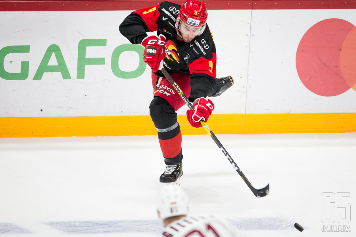 Ahti Oksanen onnistui maalinteossa heti KHL-debyytissään.