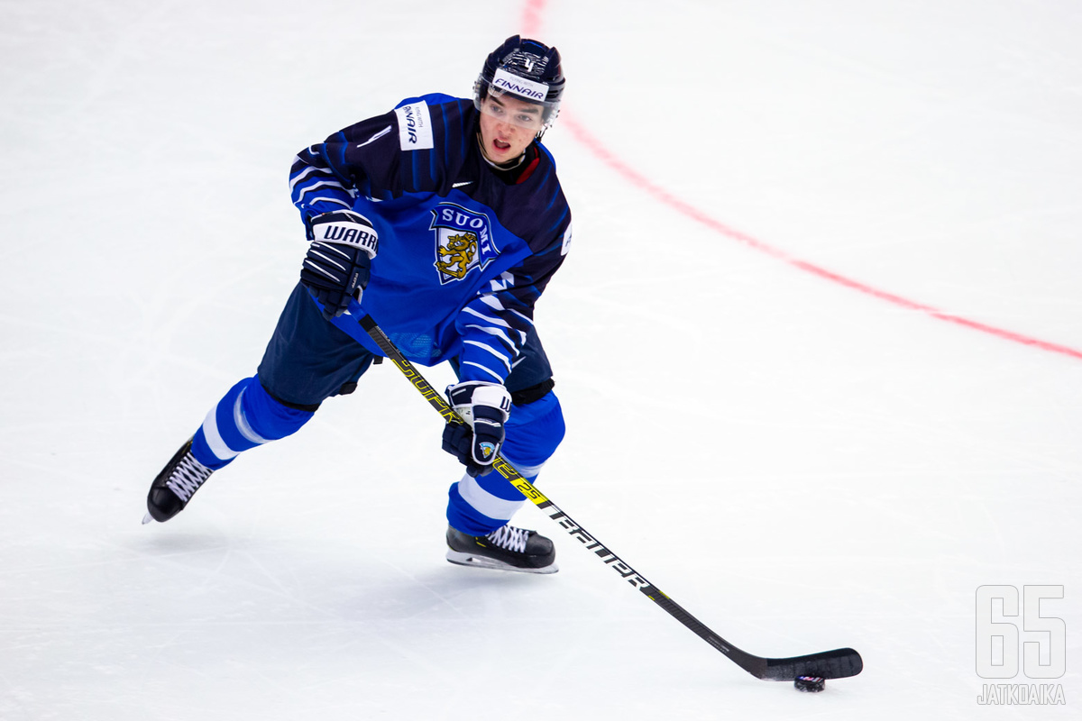 Ville Heinola ja muut U20-maajoukkueen edustajat pukeutuvat pian sinivalkoisiin Edmontonissa.