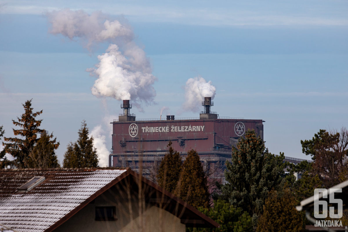 Terästehdas puksuttaa liekkiä ja savua kellon ympäri, ja on hallitseva näky Třinecin maisemaa.
