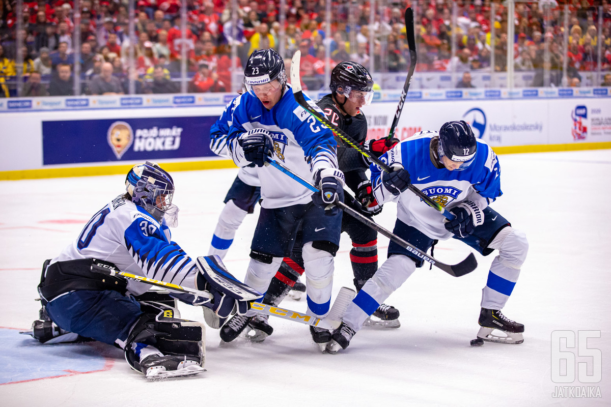 Suomi jäi pahasti Kanadan jalkoihin välieräottelussa. 