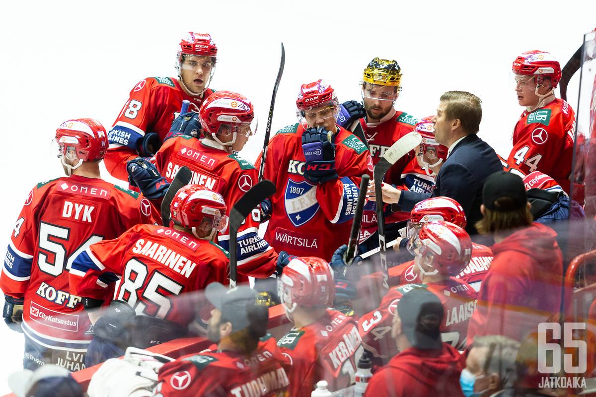 HIFK:lla on runsaasti väkeä niin kaukalossa kuin sairastuvallakin.