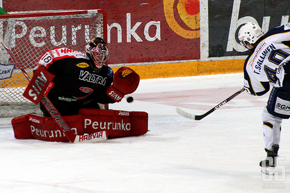 Tomi Sallinen niittasi alivoimalla lukemiksi 1-3 ja samalla JYPin selkärangan poikki.