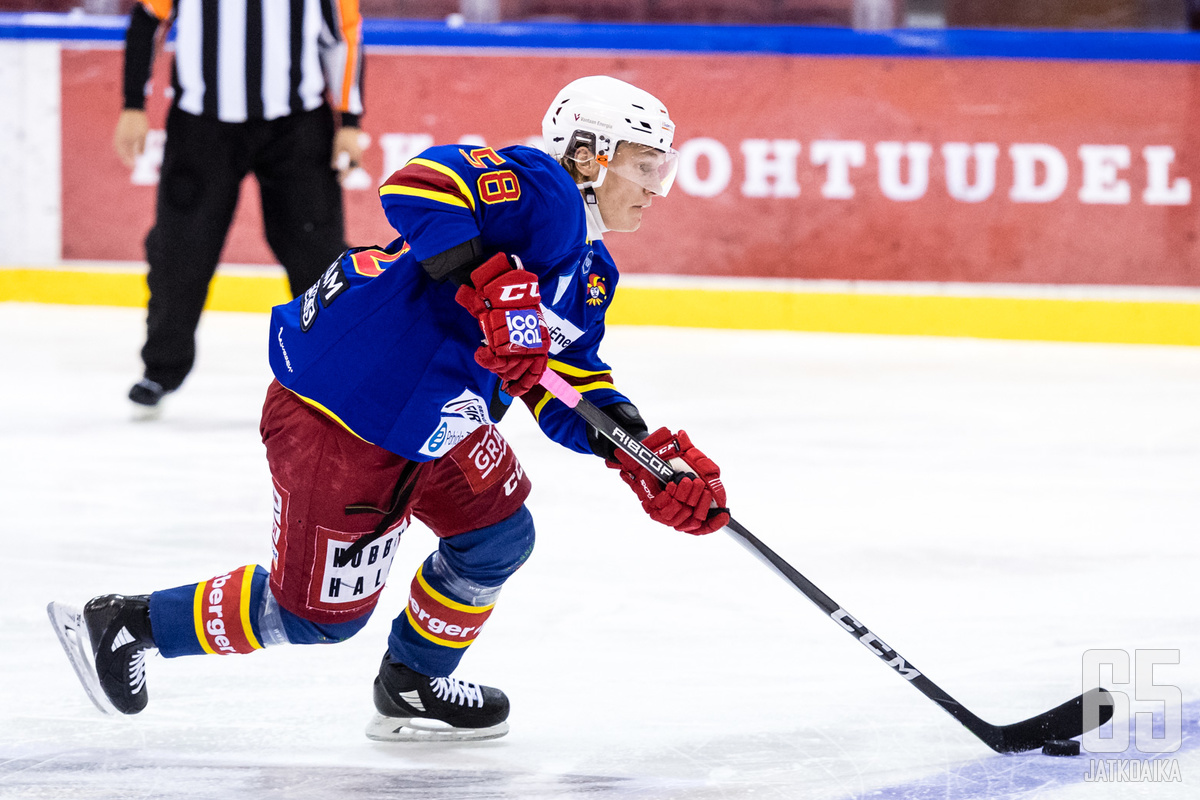 Puolustaja Emil Leppänen nähdään myös ensi kaudella Kiekko-Vantaassa.
