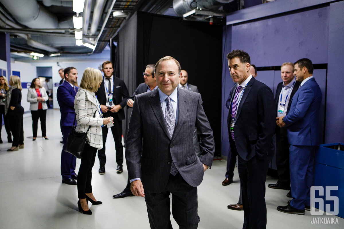 Gary Bettman asteli median eteen kertomaan Euroopan NHL-otteluiden tulevaisuudesta.