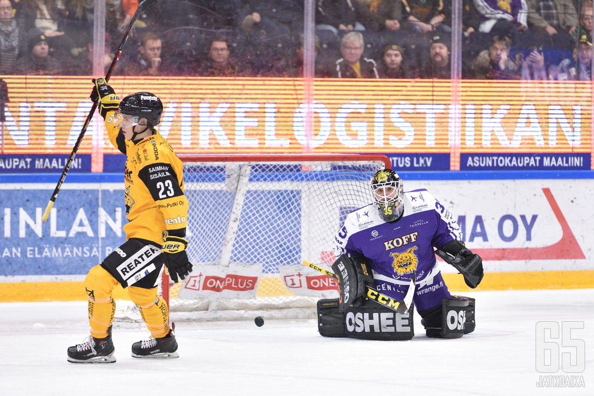 Emil Oksanen upotti rangaistuslaukauksen Antti Lehtosen selän taakse. 