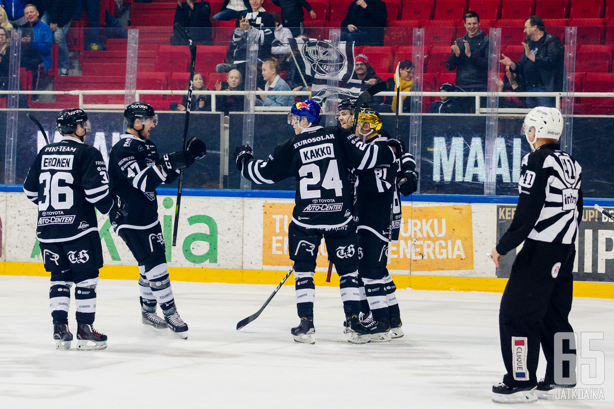 TPS:n ykkösnyrkki oli perjantai-iltana pelipäällä. 17-vuotias superlupaus Kaapo Kakko sai kunnian tuulettaa voittomaalia.