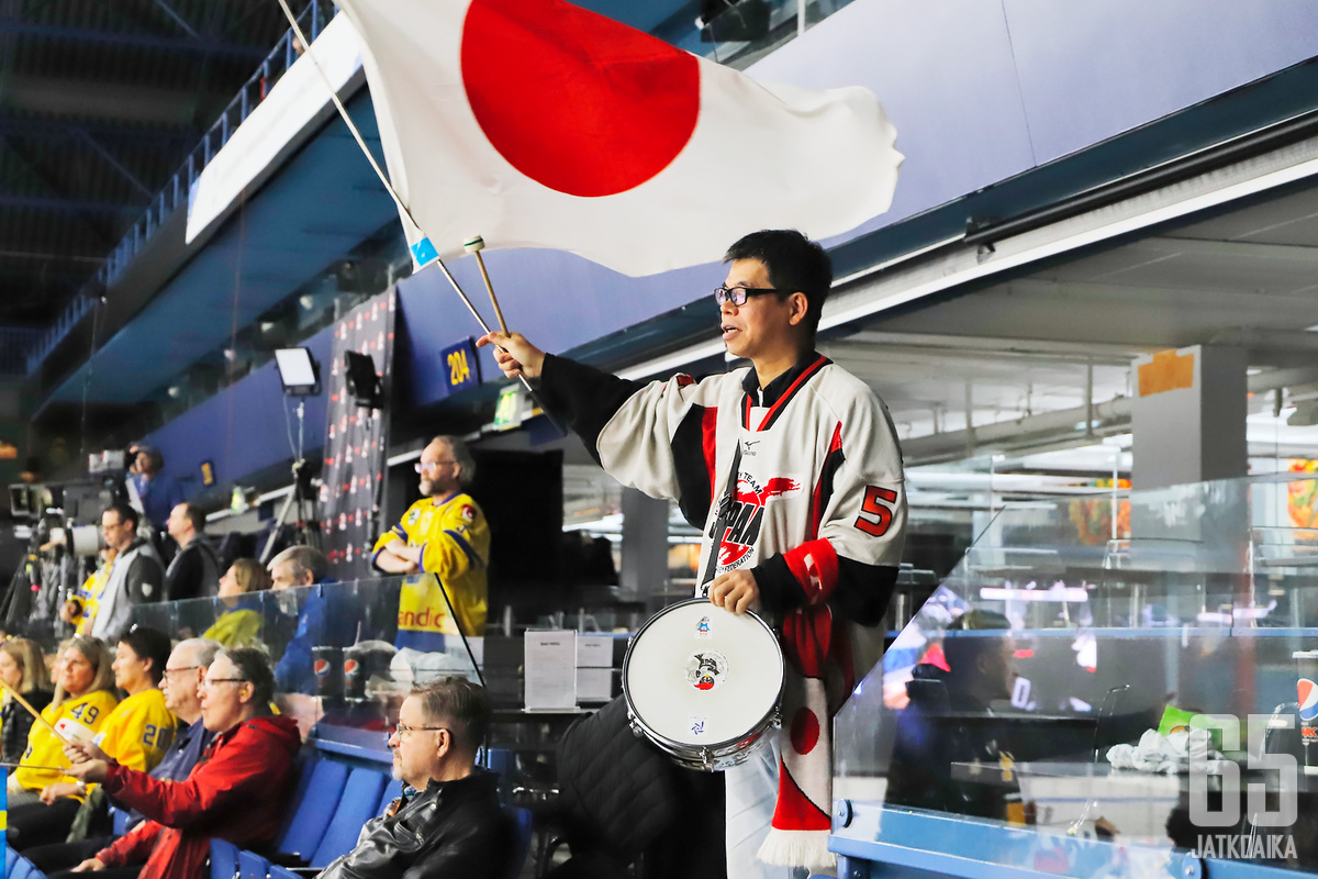 Naoto Sawano rumpuineen matkustaa tiiviisti Japanin naisten maajoukkuetta kannustamassa.