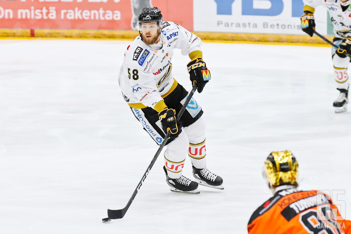 Peruspakista Oulussa kasvanut Hakanpää nousi Kärpissä Liigan tähtipuolustajaksi.