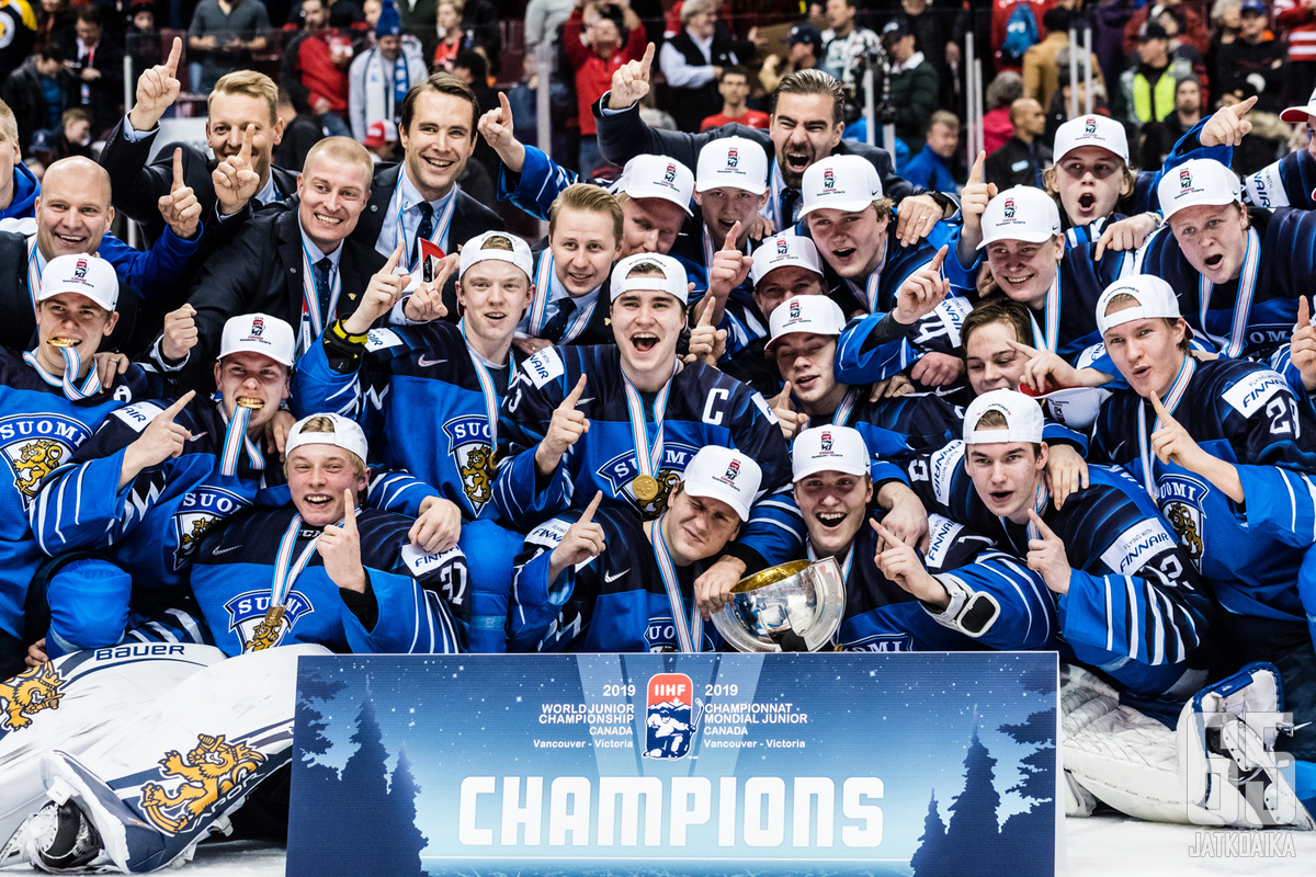 Suomi juhli viidettä alle 20-vuotiaiden maailmanmestaruuttaan. 