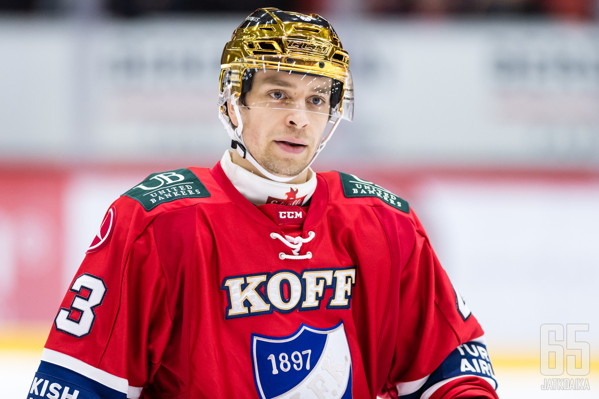 Salminen edusti viimeksi Suomessa pelatessaan HIFK:ta.
