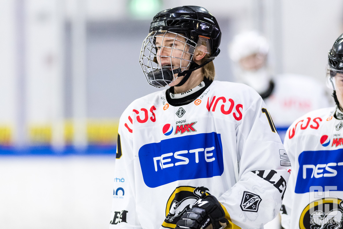 Tuukka Tieksola palkittiin kuluneella kaudella Nuorten SM-liigan vuoden tulokkaana.