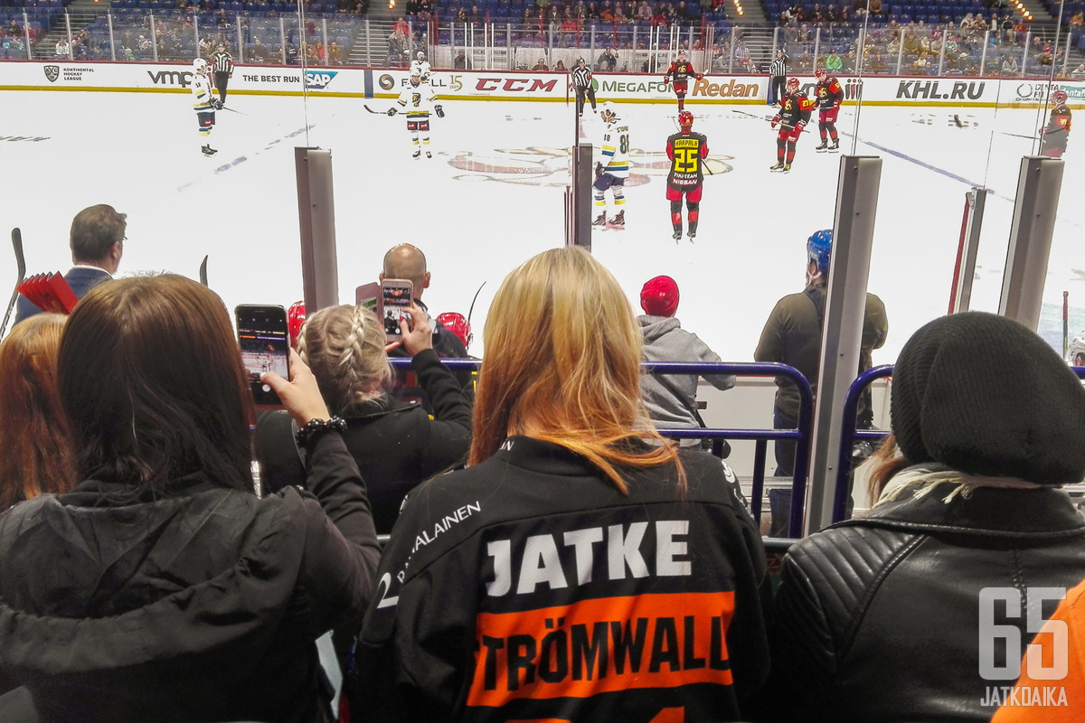 Malte Strömwallin kannattajat Kouvolasta pääsivät näkemään suosikkinsa ensi kertaa KHL-jäällä.