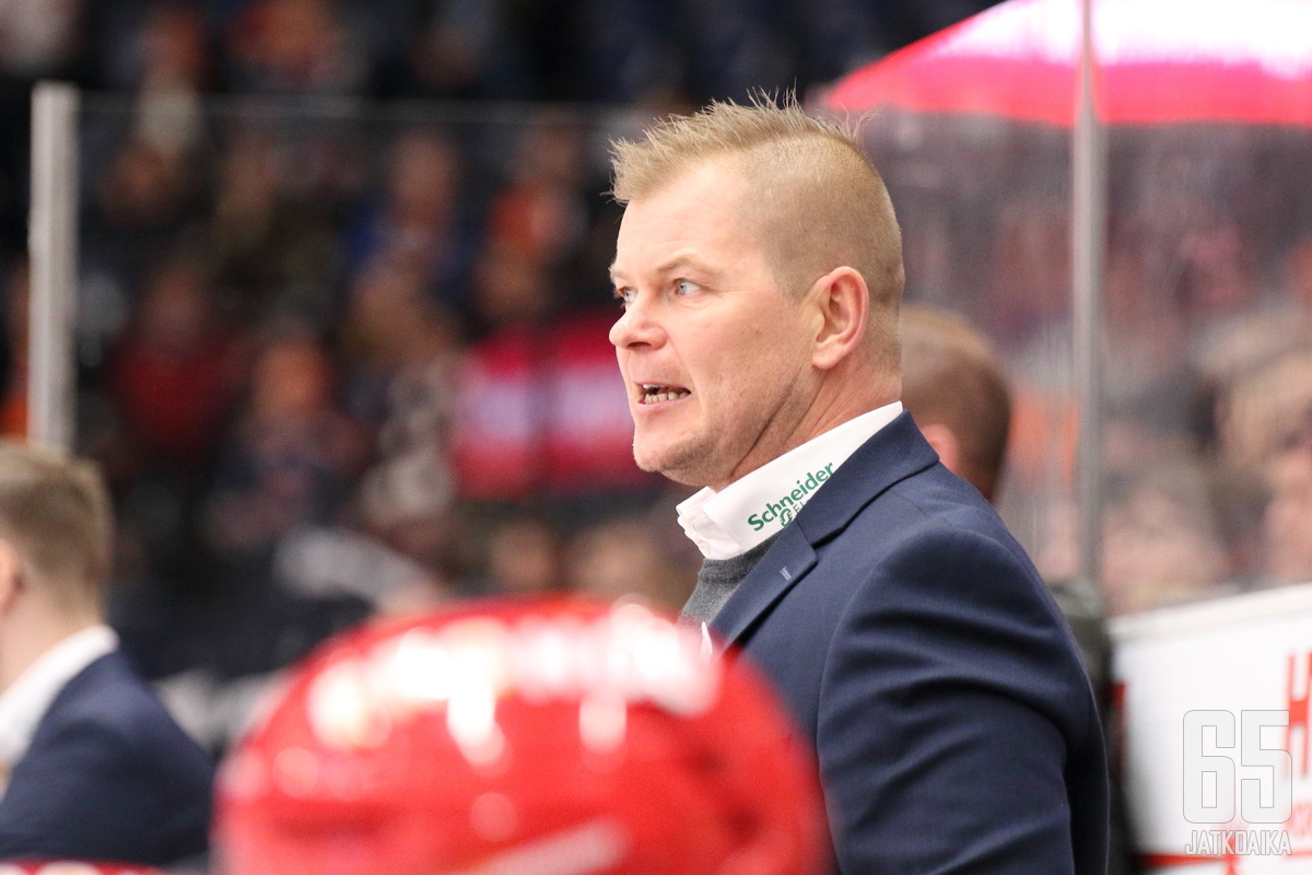 Ari-Pekka Pajuluoma sai lähtöpassit Sportin päävalmentajan paikalta.