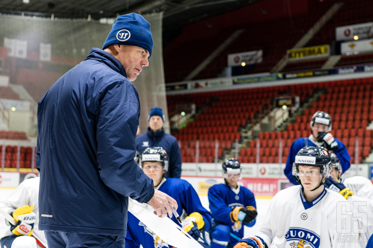 Raimo Helminen luotsaa Nuoria Leijonia.