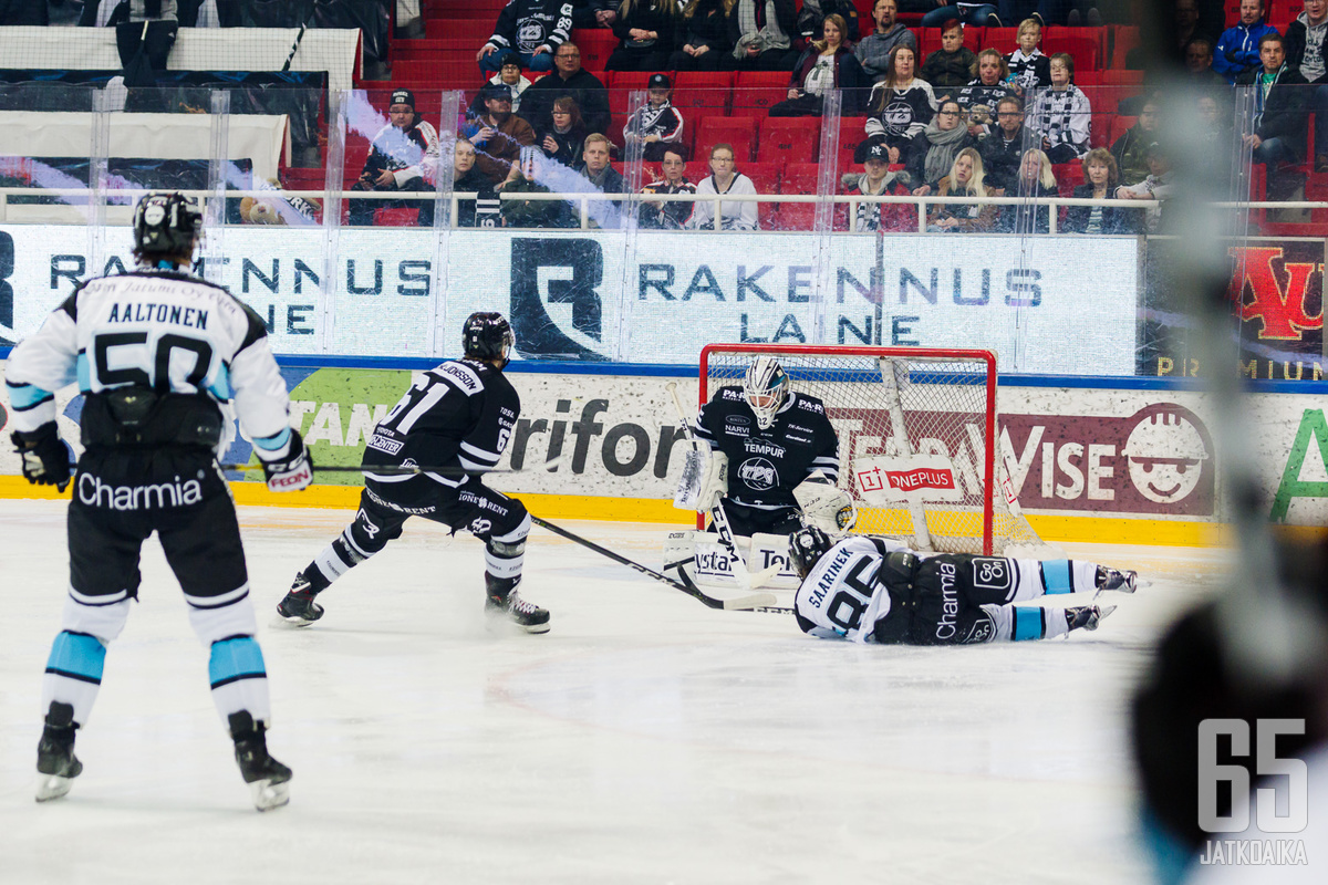 Juhamatti Aaltonen iski kaksi maalia Rasmus Tirrosen vartioimaan maaliin. Kypärätemppuunkin olisi ollut mahdollisuus, mutta taituri laukoi tyhjästä maalista ohi.