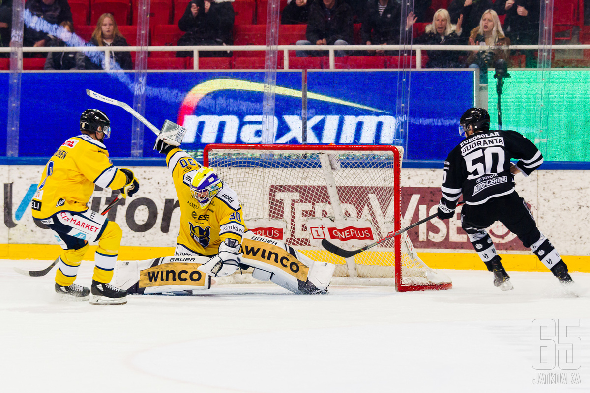 Sami Rajaniemi venyi kerta toisensa jälkeen kiekkojen eteen.