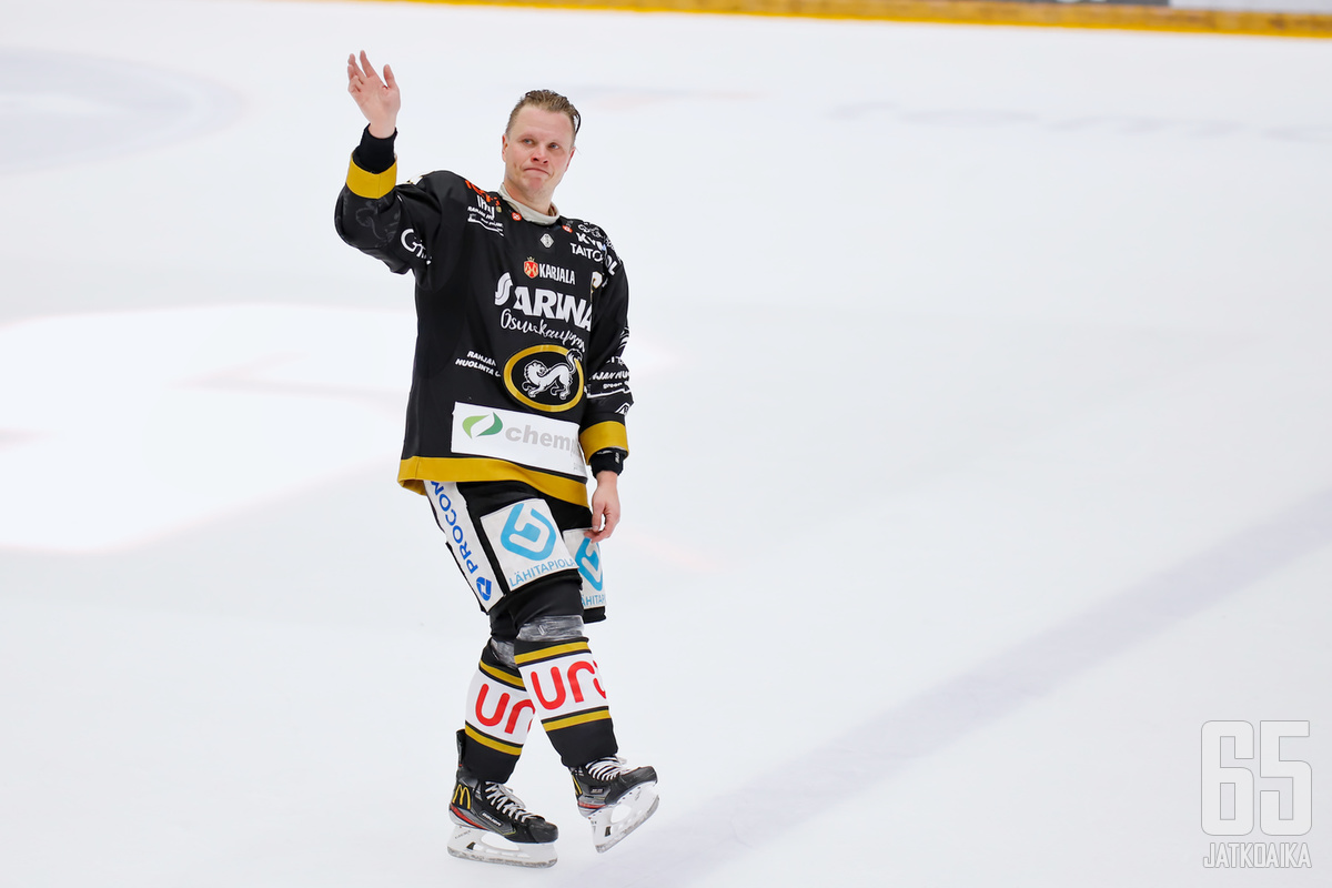 Lasse Kukkosen numero viisi nousee Raksilan jäähallin kattoon.