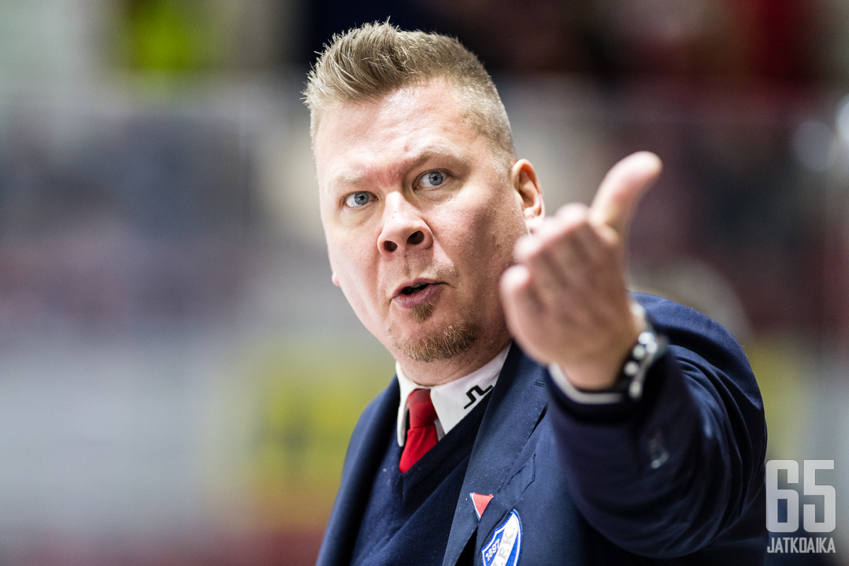 Jarno Pikkaraisen johtama HIFK on sarjassa kahdeksannella sijalla. 