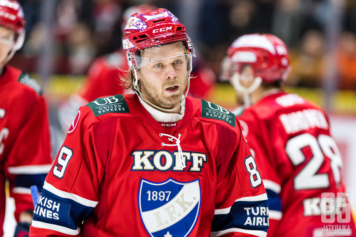 Illan ottelu ei jättänyt hymyä HIFK-pelaajien huulille.