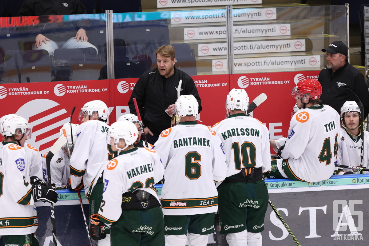 Anssi Rantanen kuuntelemassa tarkalla korvalla velimies Askon messua.