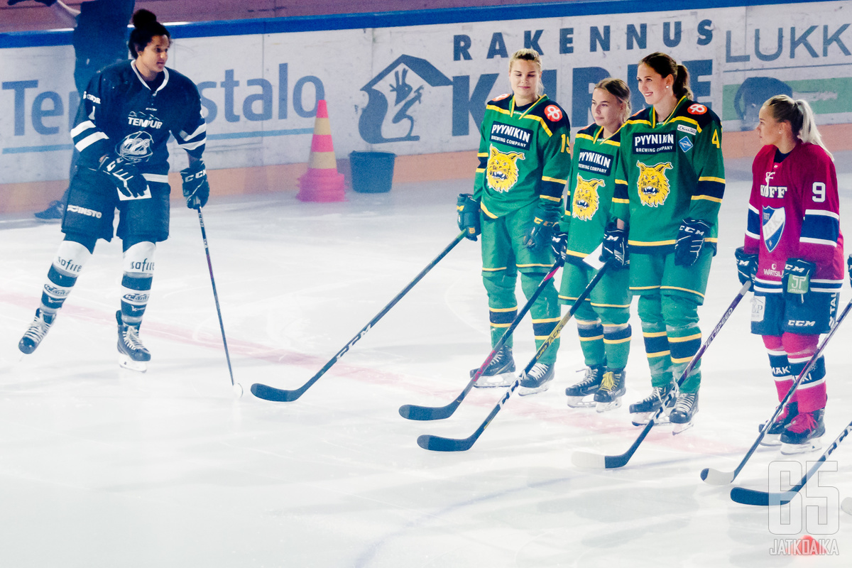 Ilveksen runkopelaajat Hilma Kauhanen, Helmi Teivaala ja Jenna Lehtiniemi osallistuivat harjoituskauden aikana järjestettyyn taitokilpailuun.