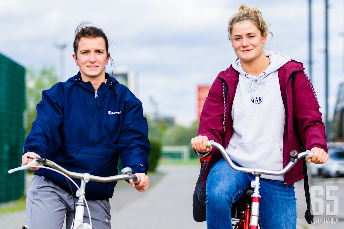 Hockey brought Lara Escudero (left) and Estelle Duvin (right) to Turku. Bikes take them around Turku.
