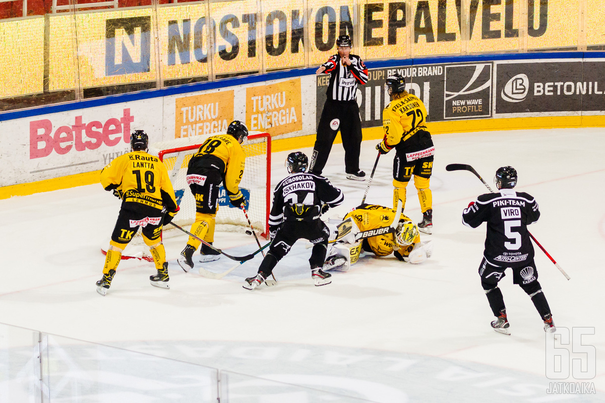 Venäläishyökkääjä Ruslan Iskhakov väläytteli jälleen taiturimaisia otteitaan. Kuvassa venäläinen on juuri veivannut ottelun ratkaisumaalin ohi Niclas Westerholmin.