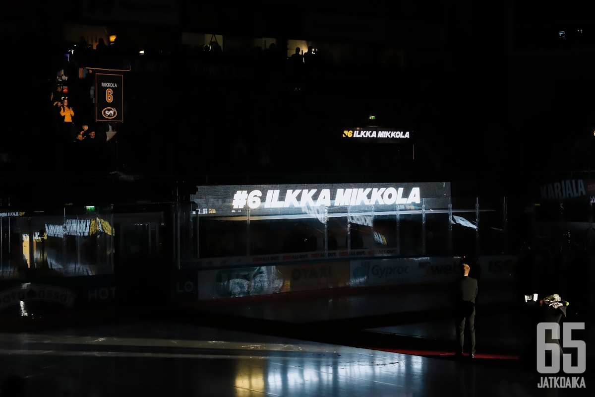 Ilkka Mikkolan paita sai paikkansa muiden Kärppä-legendojen rinnalla.