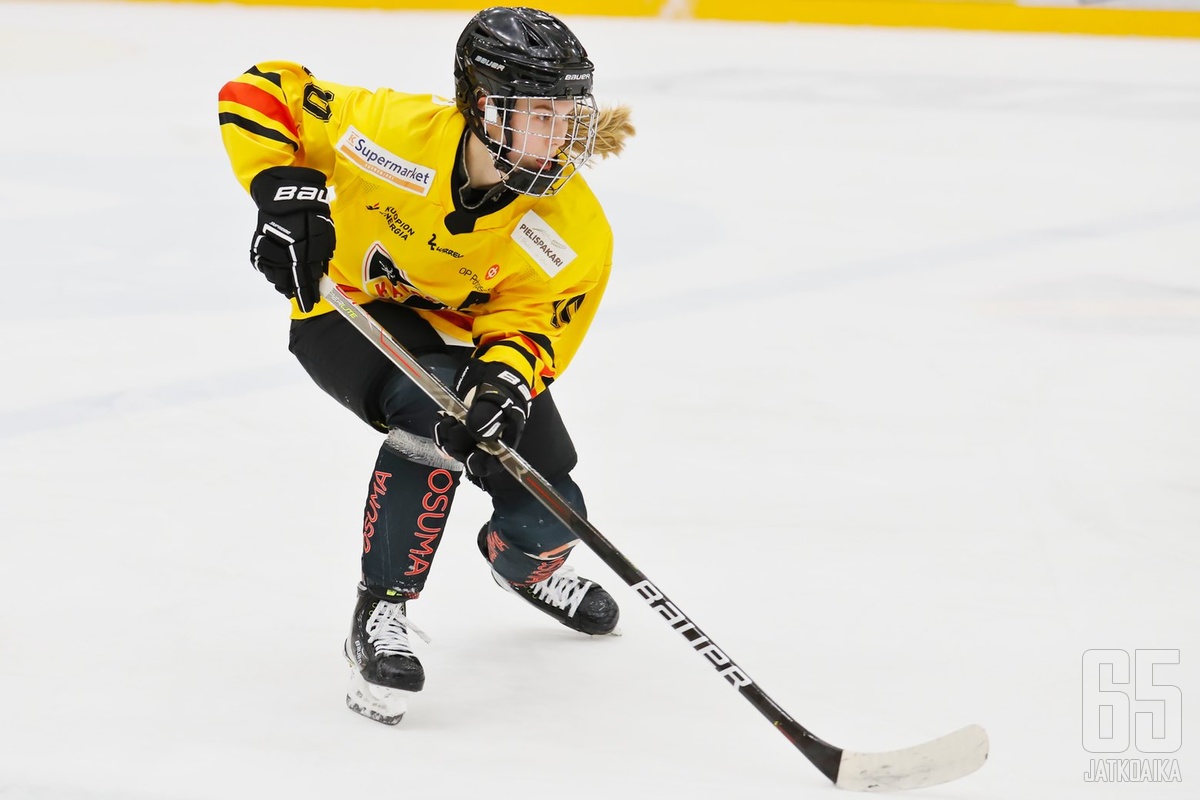 Elisa Holopainen valittiin Naisten Liigan parhaaksi pelaajaksi.