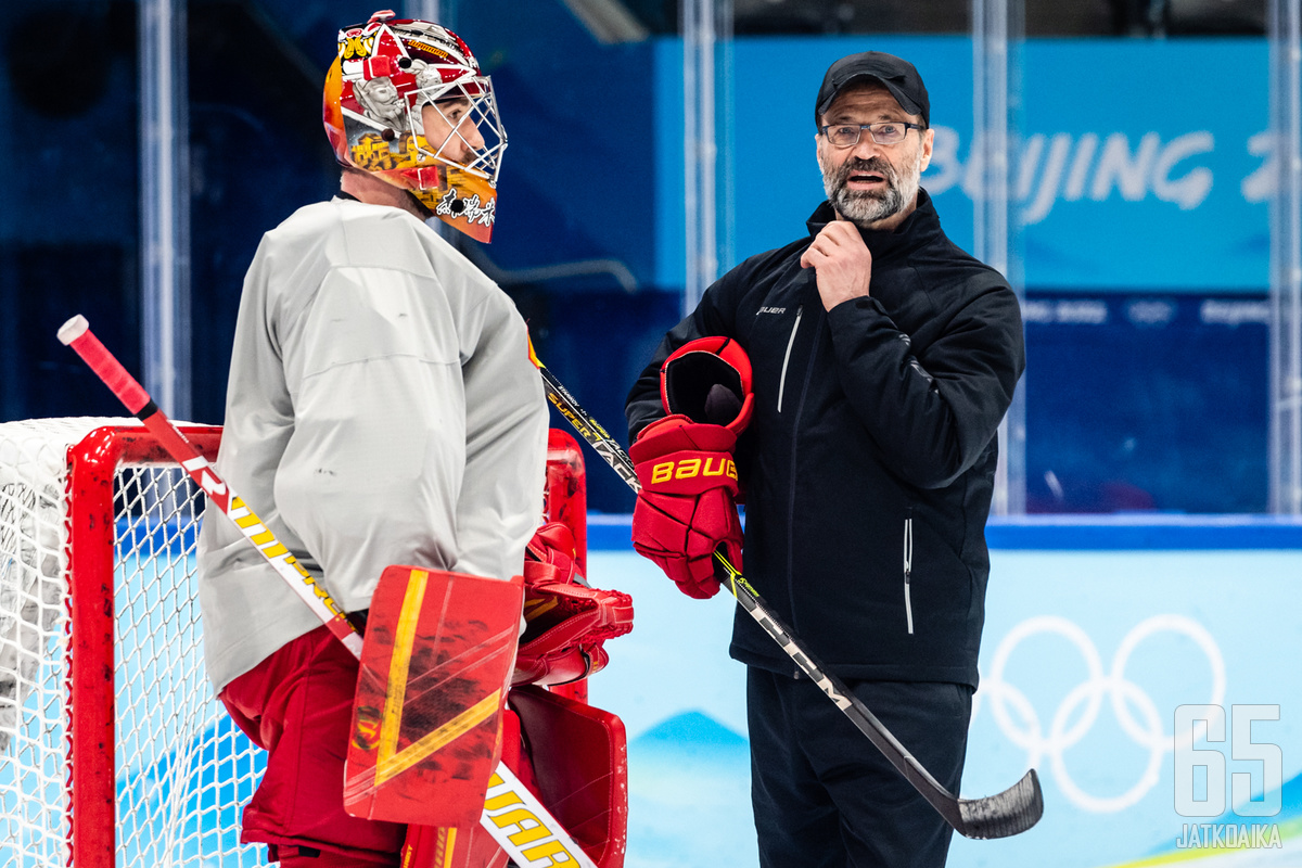 Kiinan maalivahti Jeremy Smith ja joukkueen suomalainen maalivahtivalmentaja Jari Kaarela maanantain harjoituksissa.