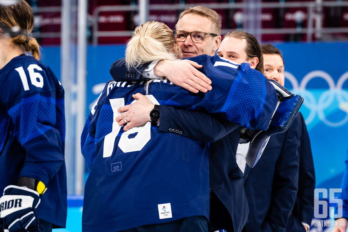 Juuso Toivola halasi maalivahti Meeri Räisästä olympiapronssin ratkettua.