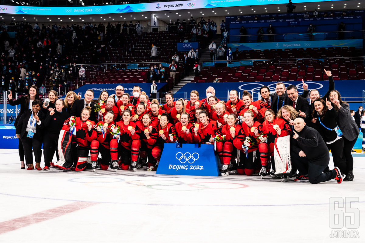 Kanada juhlii viidettä naisten jääkiekon olympiavoittoaan.