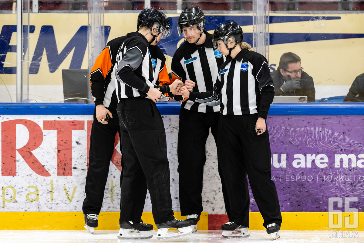 Tuomarit joutuivat Seinäjoella pelaajan raivon kohteeksi. 