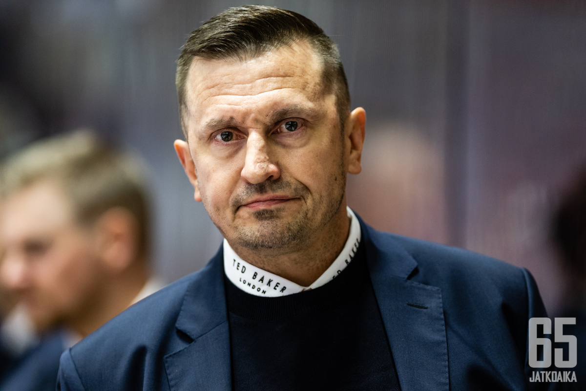 Ville Peltosen pääsi kiinni koviin tienesteihin heti Liiga-valmennusuransa alussa.