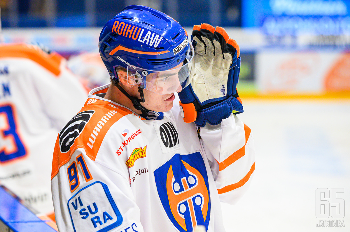 Petteri Puhakka teki joukkueensa molemmat osumat Raumalla.