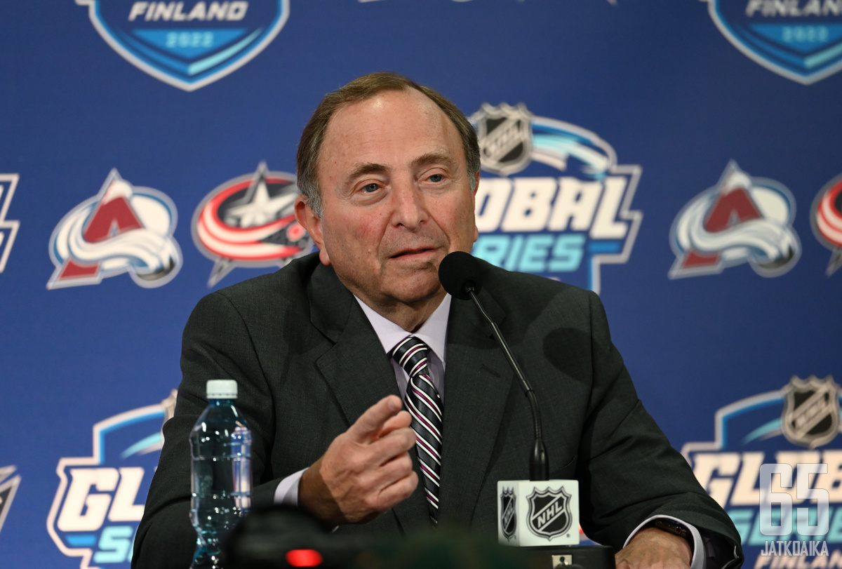 Gary Bettman on vierailulla Suomessa.