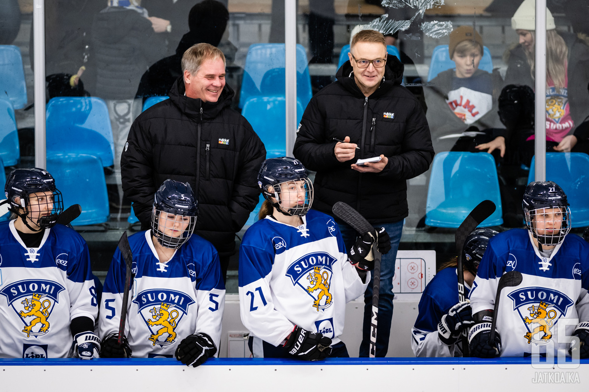 Päävalmentaja Juuso Toivola (oik.) oli tyytyväinen joukkueensa esitykseen Sveitsiä vastaan.