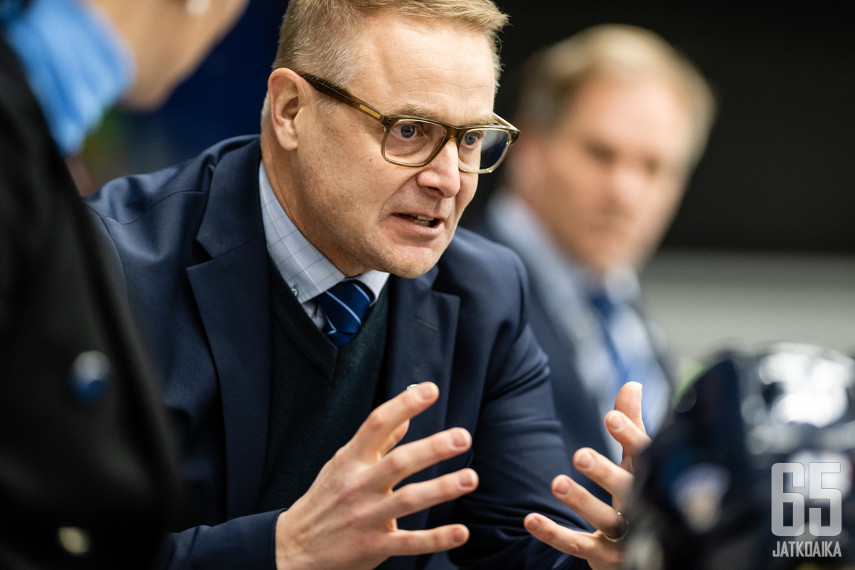 Juuso Toivola toimii toista täyttä kauttaan Naisleijonien päävalmentajana. Kuva vuodelta 2022.