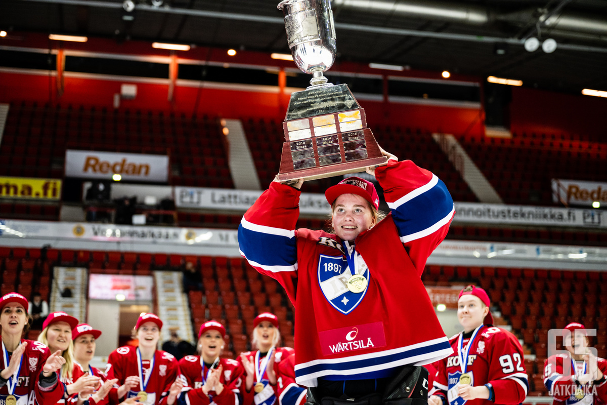 Kiia Lahtinen torjui toissa kaudella HIFK:n Suomen mestariksi.