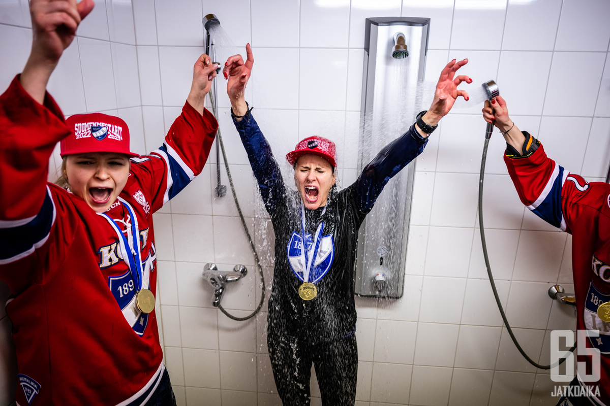 Saara Niemi johdatti HIFK:n jälleen mestaruuteen. Kuva kevään 2023 juhlista.
