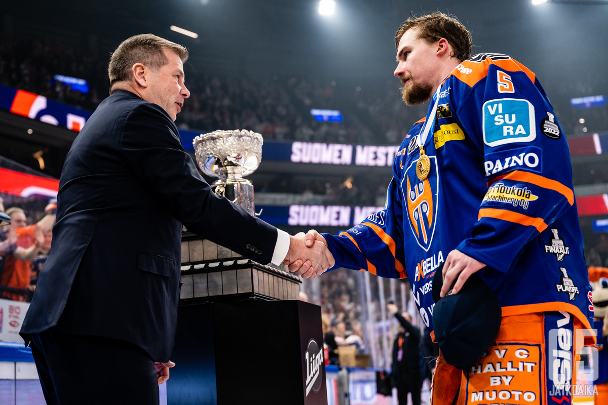 Liigan puheenjohtaja Heikki Hiltunen ja Tapparan Mikael Seppälä Liigan 5. finaaliottelussa Tappara–Pelicans.