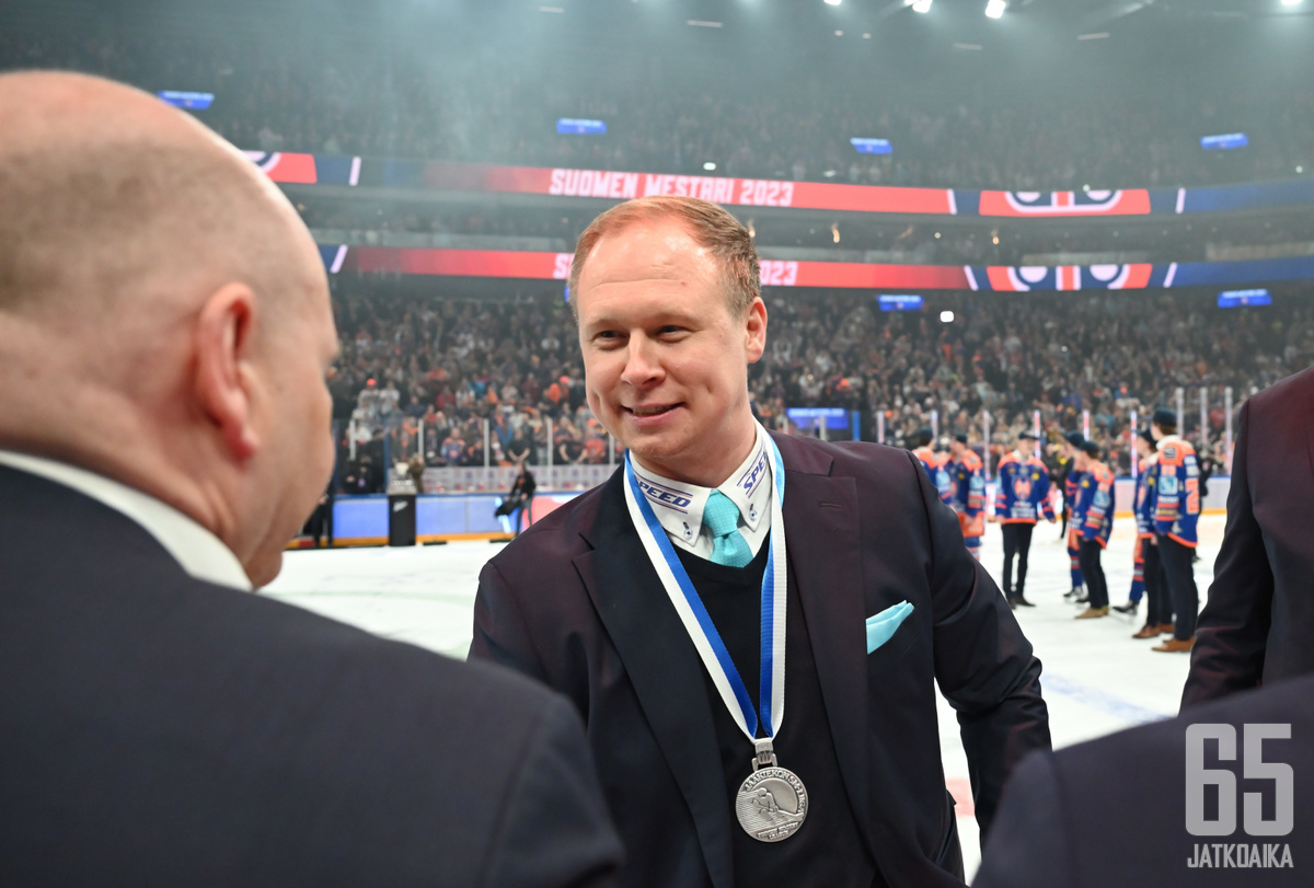 Tommi Niemelä valittiin parhaaksi valmentajaksi.
