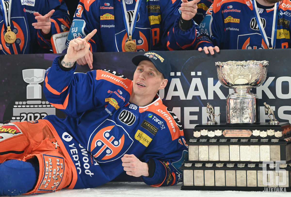Veli-Matti Savinainen vastaanotti Jari Kurri -palkinnon pudotuspelien parhaana.