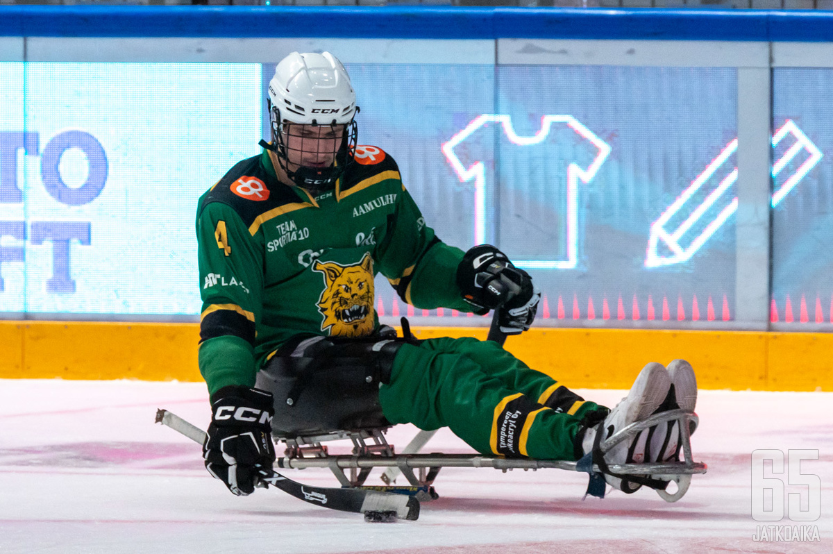 Ilveksen U18-joukkueen pelissä halvaantunut Nemo Pajula esitteli Nokia-areenalla taitojaan parajääkiekossa.