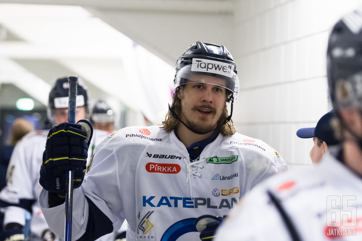 Miro Keskitalo astelee jäälle Kiekko-Espoon pelaajajoukon mukana myös tulevalla kaudella.