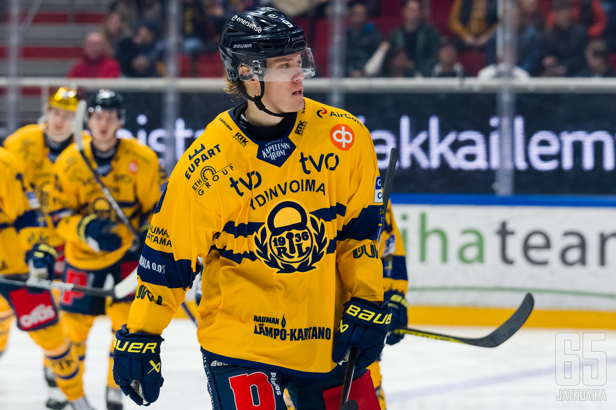 Jakob Stenqvist on tällä kaudella pelannut 57 ottelua tehden 34 (6+28) tehopistettä.