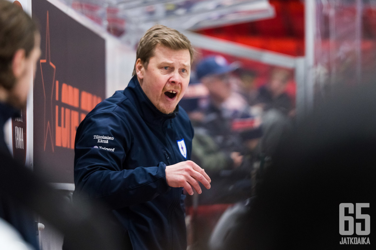 Antti Halonen pyrkii pelastamaan Hokin sarjapaikan vaikean kauden päätteeksi.