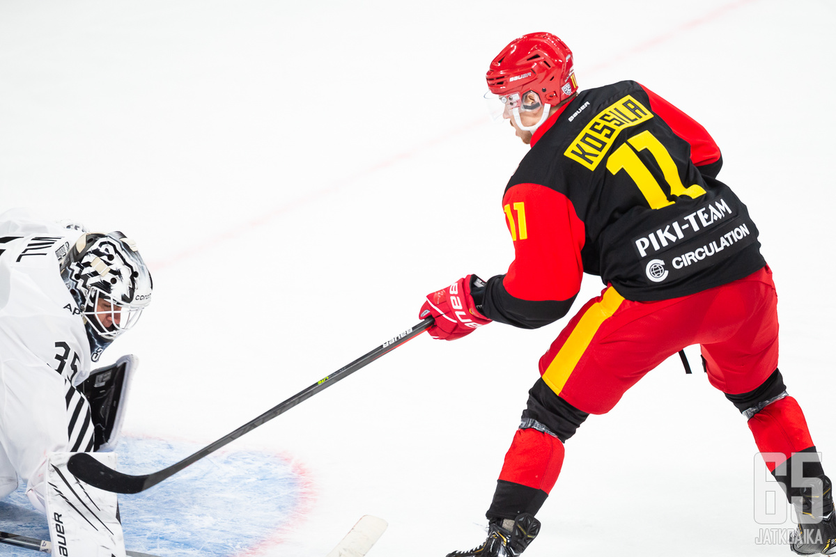 Kossila pelasi kaudella 2021–22 KHL:ää Jokereissa.