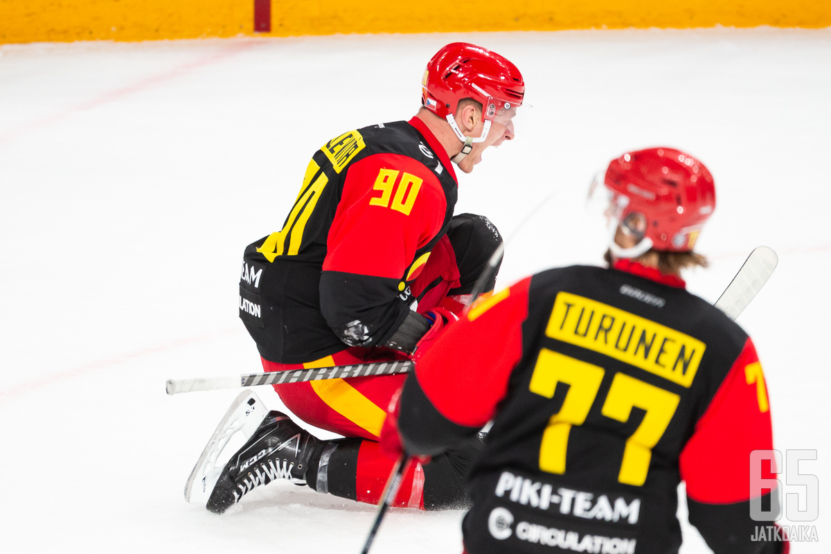 David Sklenickan huudatti runsaslukuista yleisö jatkoaikamaalillaan.