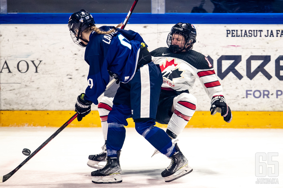 Suomi ja Kanada kohtaavat alkulohkossa. Kuvassa Nelli Laitinen ja Jill Saulnier kamppailemassa kiekosta harjoitusottelussa.